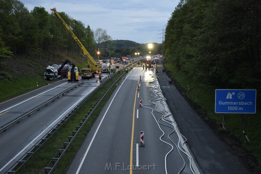 VU Gefahrgut LKW umgestuerzt A 4 Rich Koeln Hoehe AS Gummersbach P505.JPG - Miklos Laubert